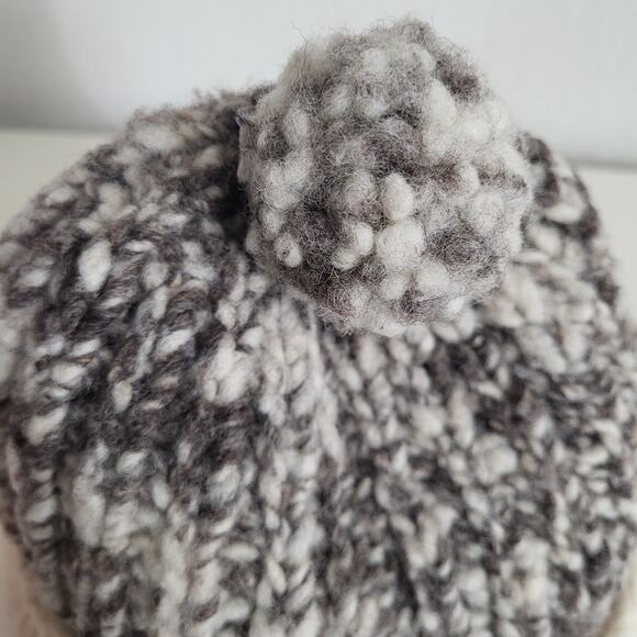 Chile Chunky Knit Winter Hat Womens One Size Gray Cream Pom Pom Ski Beanie - Picture 6 of 8
